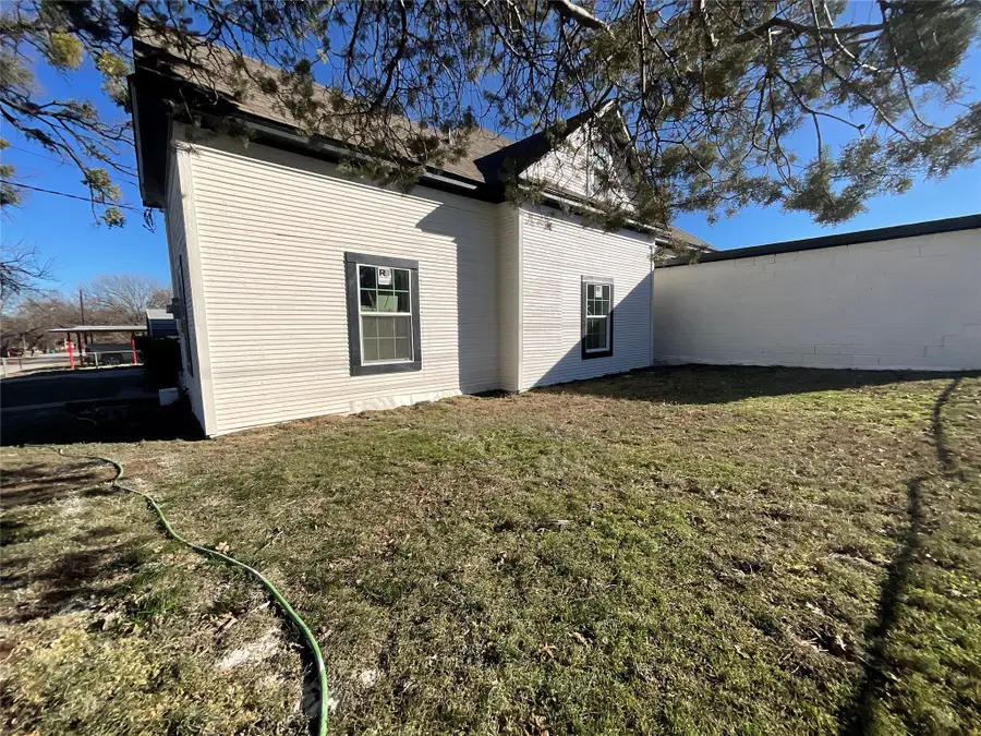 207 College Street, Chico, TX 76431 - Image #2