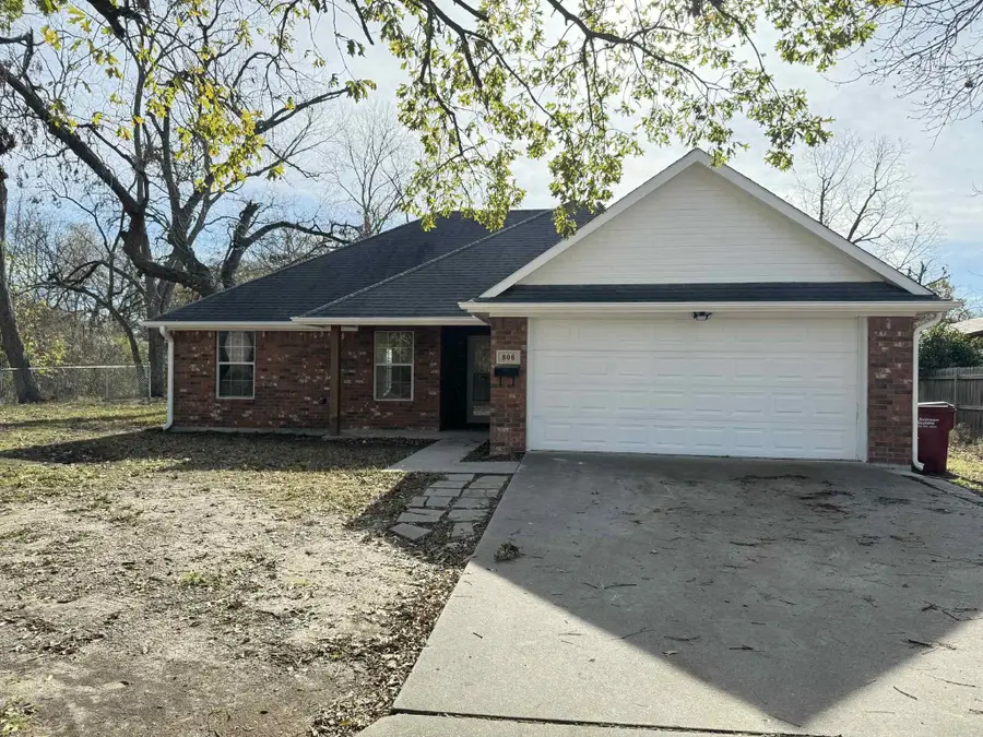 806 E 10th Street, Bonham, TX 75418 - Image #2