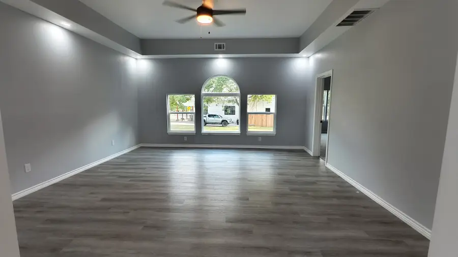 408 S Santa Fe Street, Wolfe City, TX 75496 - Image #2