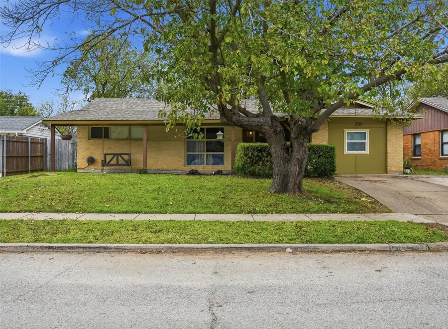 1702 Emerald Street, Grand Prairie, TX 75051 - Image #2