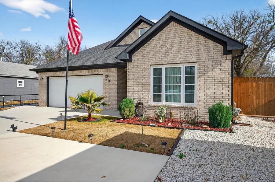 1314 S Grand Avenue, Gainesville, TX 76240 - Image #2