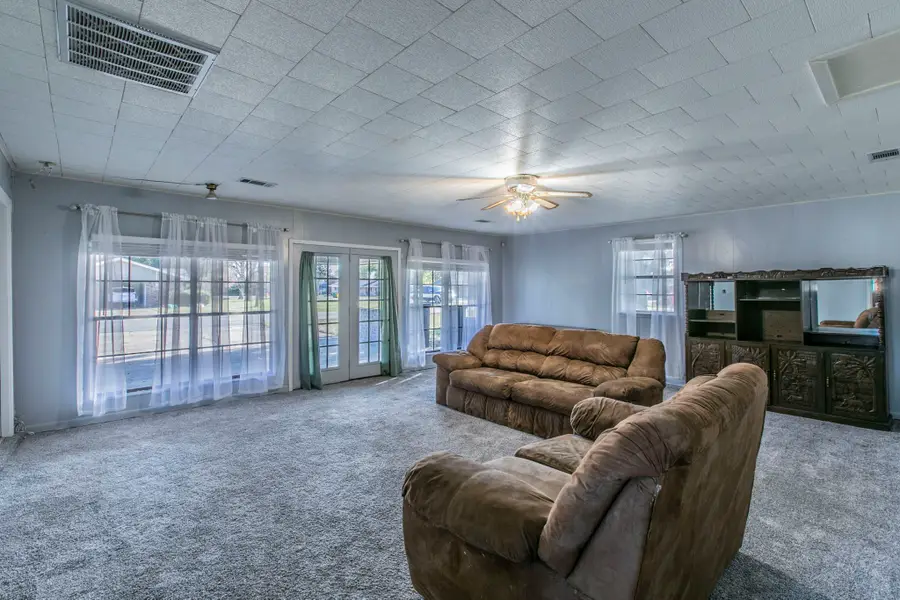 615 E Jacinto Street, Groesbeck, TX 76642 - #2