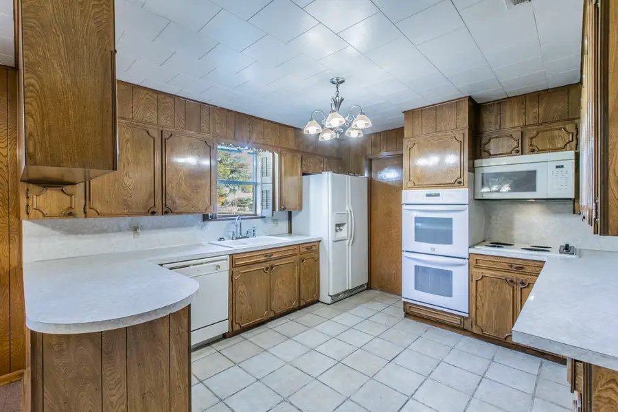 615 E Jacinto Street, Groesbeck, TX 76642 - #3