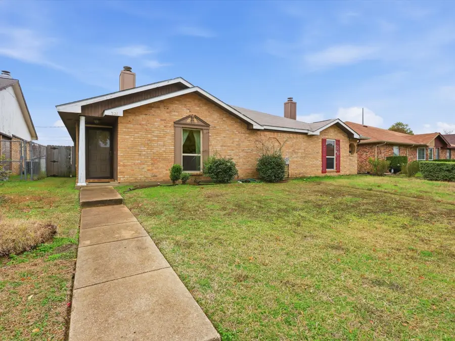 321 Gregory Lane, Grand Prairie, TX 75052 - Image #2