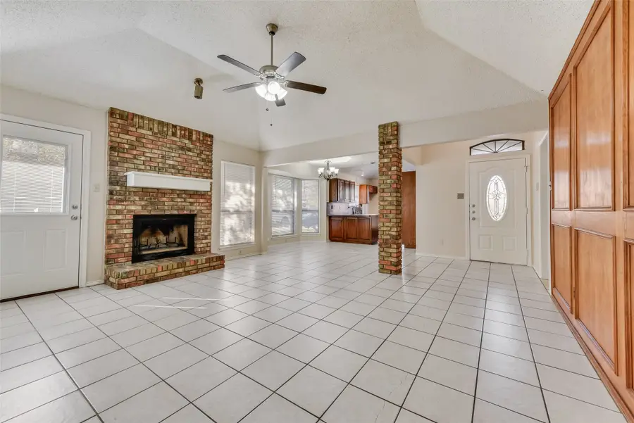 6423 Rising Meadow Drive, Arlington, TX 76018 - Image #3