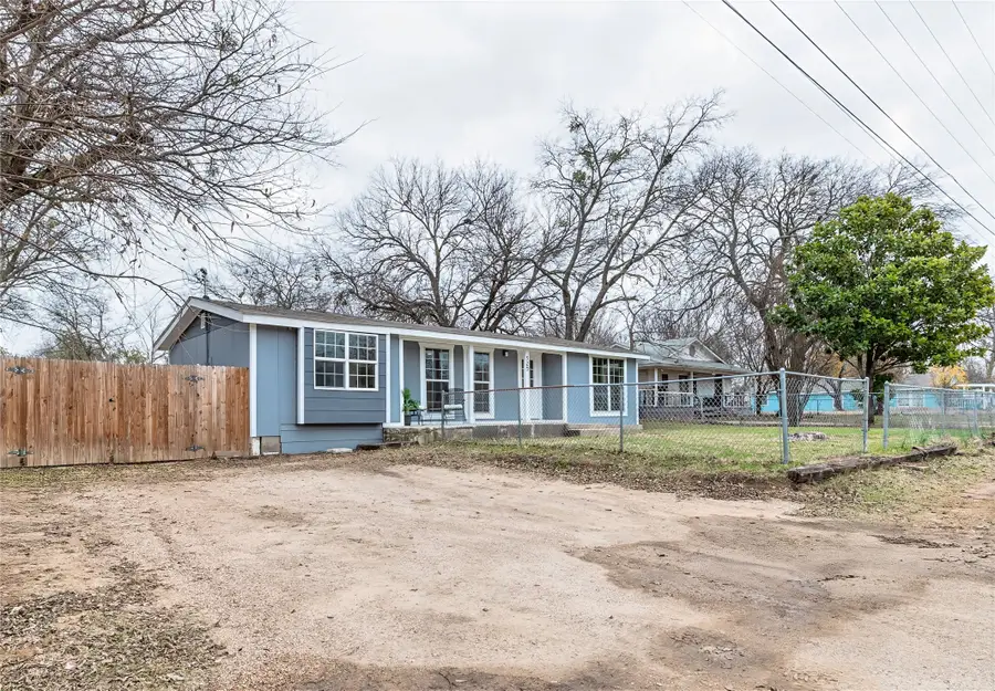525 Pettit Drive, Newark, TX 76071 - Image #2