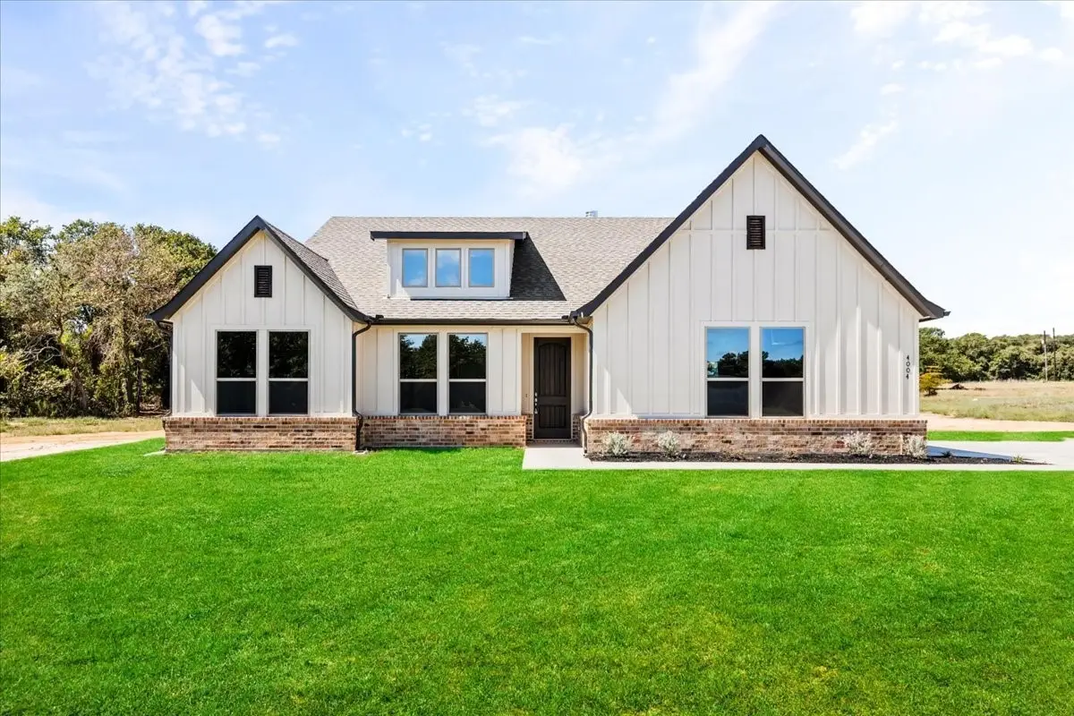 10000 Valley Oak Court, Springtown, TX 76082 - Image #1