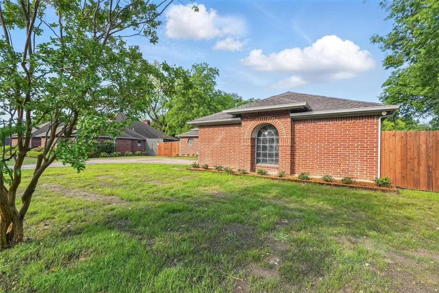 829 Hunters Creek Drive, Desoto, TX 75115 - Image #2