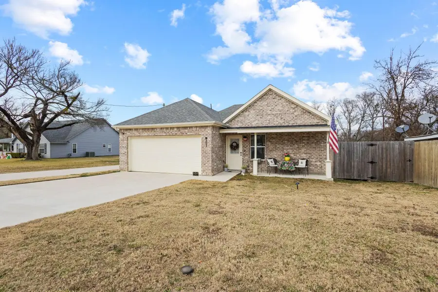 501 E 15th Street, Bonham, TX 75418 - Image #2