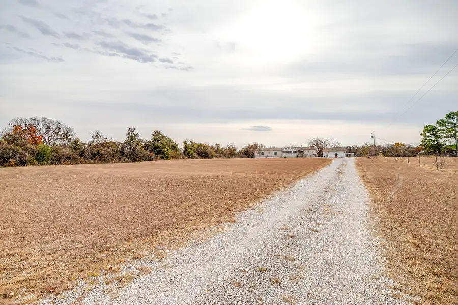 6724 Midway Road, Springtown, TX 76082 - Image #2