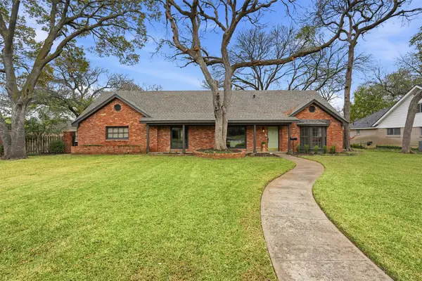 8625 Marys Creek Drive, Benbrook, TX 76116