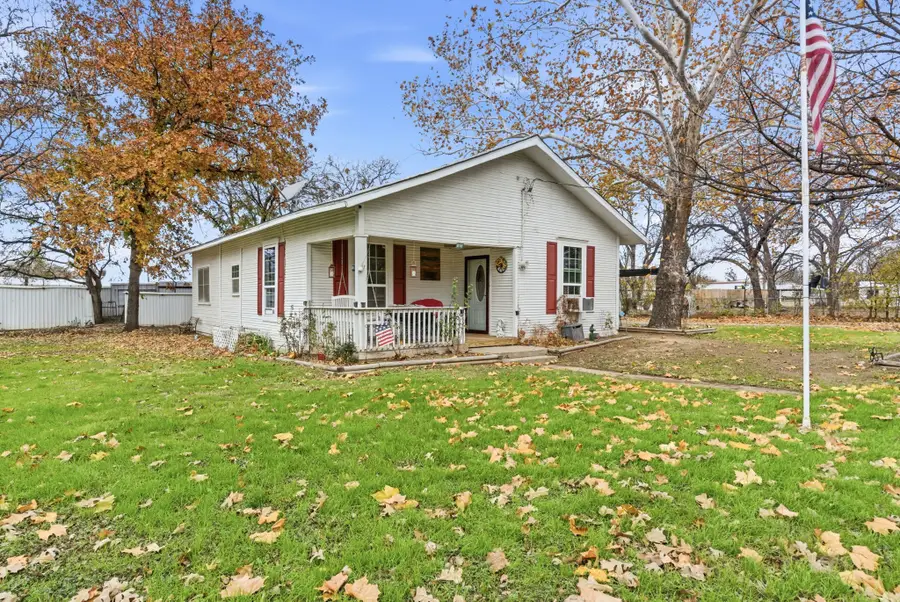 902 N Travis Street, De Leon, TX 76444 - Image #2