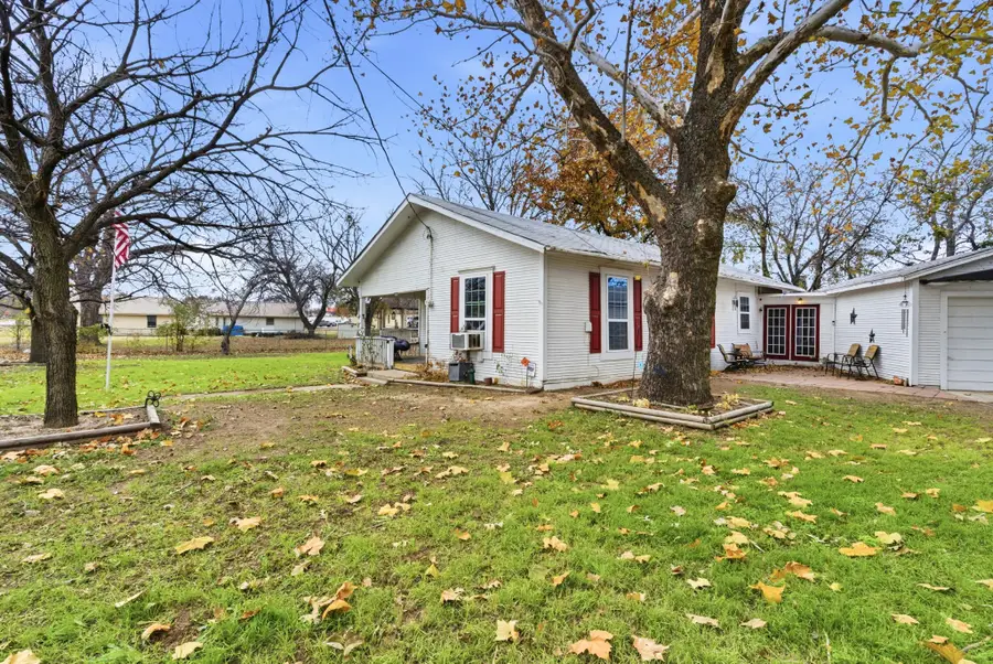 902 N Travis Street, De Leon, TX 76444 - Image #3