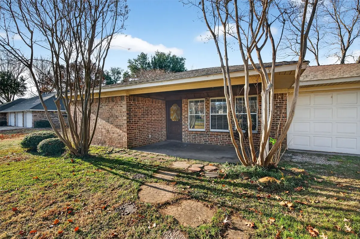 234 Navajo Trail W, Lake Kiowa, TX 76240 - #1