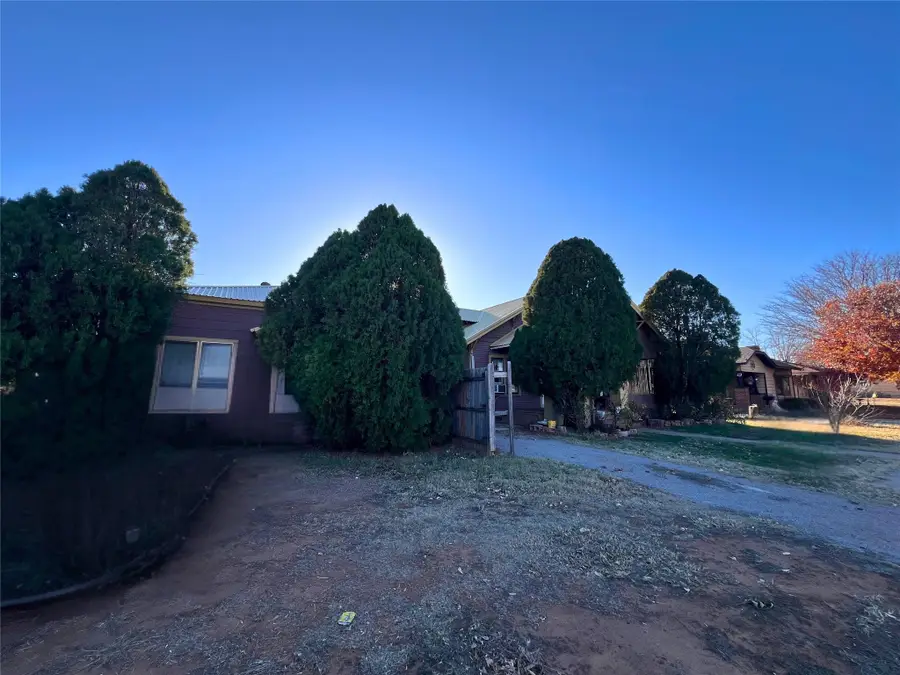 907 NW Ave I, Childress, TX 79201 - #3