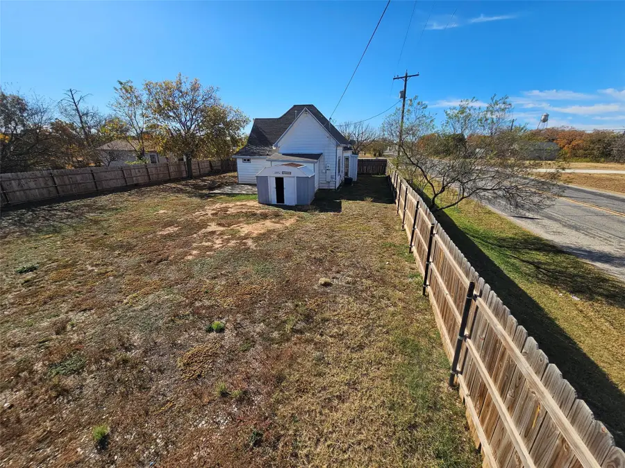 101 S Walnut Street, Petrolia, TX 76377 - Image #3