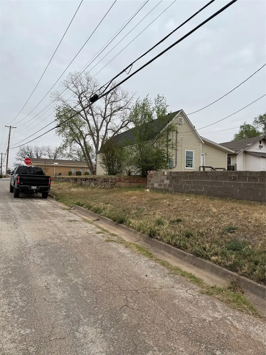 911 Elm Street, Sweetwater, TX 79556 - #3