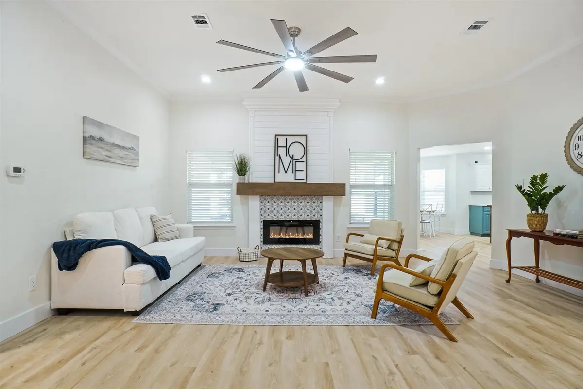 302 Robins Way, Granbury, TX 76048 - Image #1