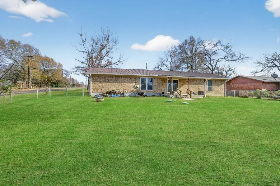 102 E Bayside Drive, Mabank, TX 75156 - Image #2