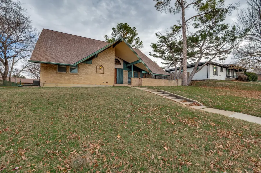 1905 Huntington Drive, Grand Prairie, TX 75051 - Image #2