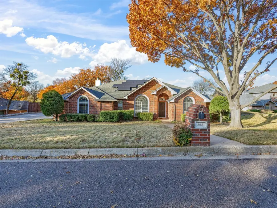 808 Shady Glen Court, Fort Worth, TX 76120 - Image #3