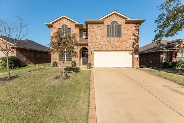 203 Stampede. Street, Waxahachie, TX 75165