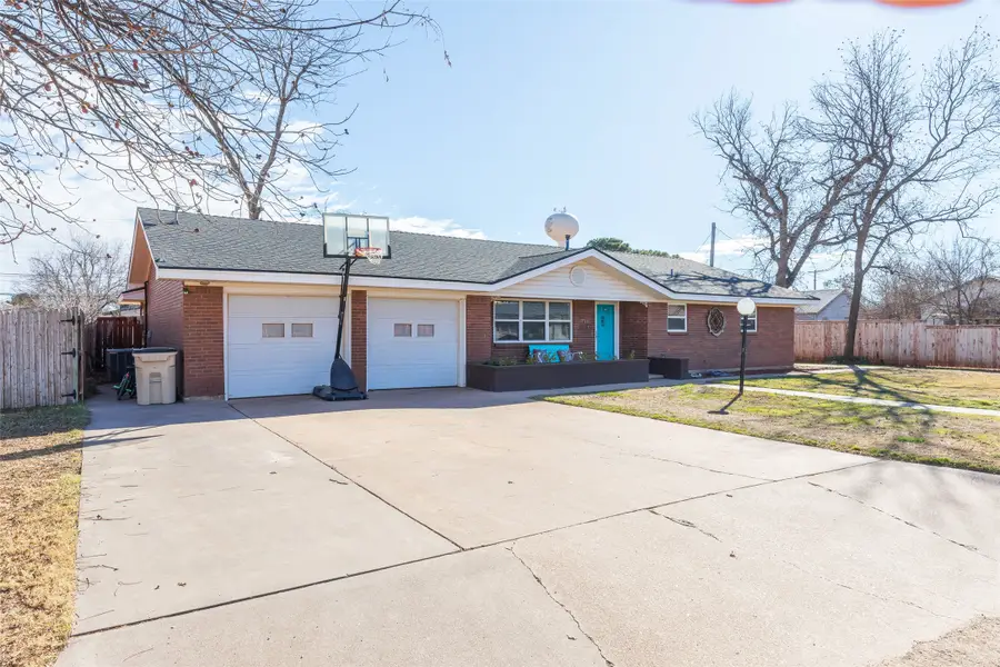 715 Avenue J, Anson, TX 79501 - Image #2