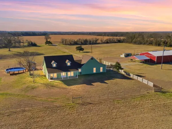 643 Cr 2992, Windom, TX 75492