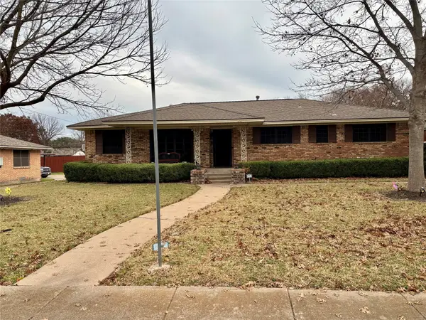 816 Misty Glen Drive, DeSoto, TX 75115