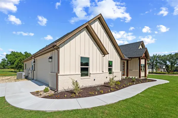 107 W Stagecoach Trail, Weatherford, TX 76085