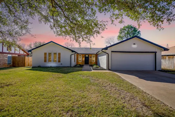 317 Northglen Drive, Hurst, TX 76054