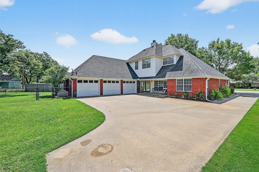 736 W Kiowa Drive, Lake Kiowa, TX 76240 - Image #2