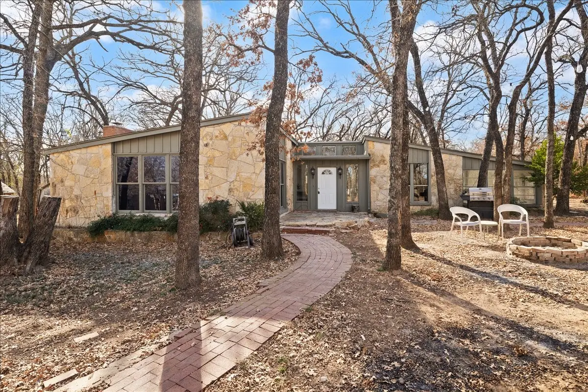 100 Sands Drive, Azle, TX 76020 - Image #1