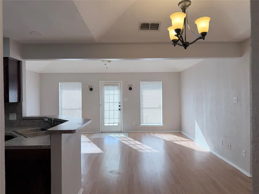 918 Gwinnett Circle, Arlington, TX 76017 - Image #3