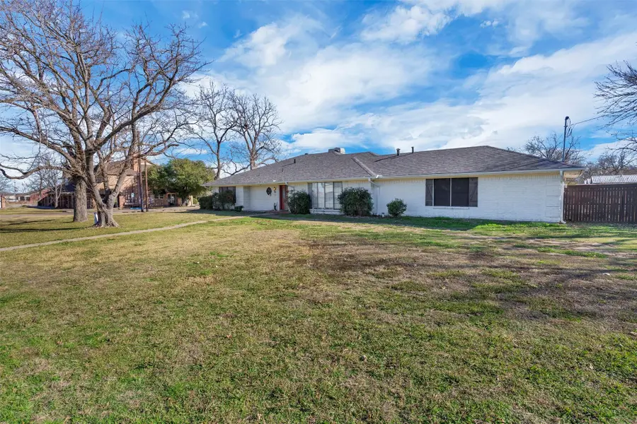 706 E Criner Street, Grandview, TX 76050 - Image #2