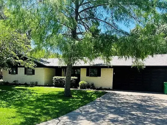 1360 N Charlotte Avenue, Stephenville, TX 76401