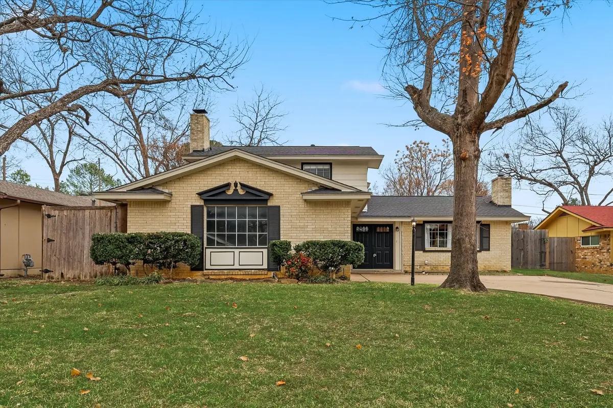 2804 Hollywood Drive, Arlington, TX 76013 - Image #1