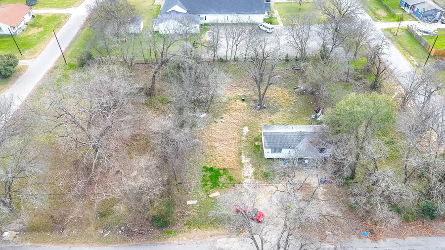 911 E 1st Avenue, Corsicana, TX 75110 - Image #2