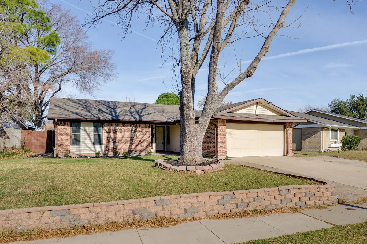 310 E Springdale Lane, Grand Prairie, TX 75052 - Image #1