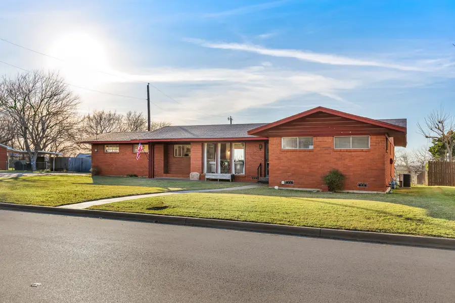 910 S Harrison Street, West, TX 76691 - Image #2