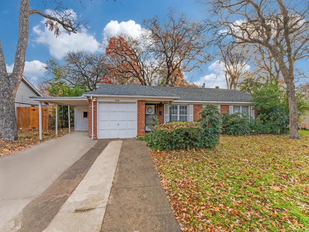 800 Thersa Drive, River Oaks, TX 76114 - Image #1