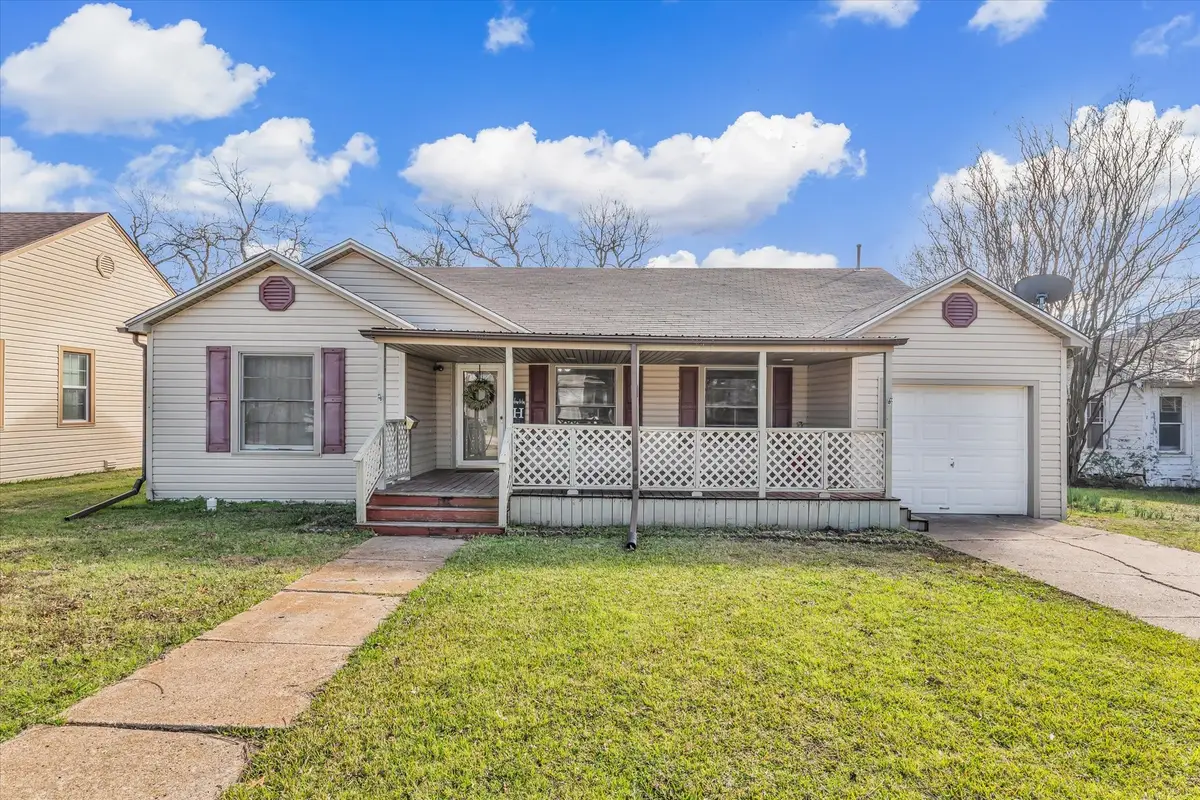 704 E Mclennan Avenue, Mart, TX 76664 - Image #1