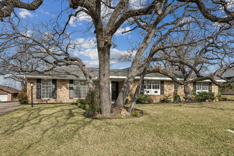 432 Hillview Drive, Hurst, TX 76054 - Image #2