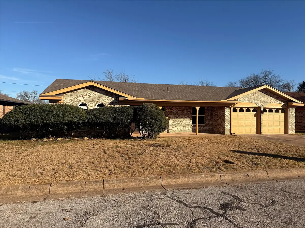 7605 Pinehurst Drive W, Fort Worth, TX 76134 - Image #1