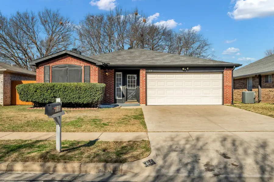 319 Faircrest Drive, Arlington, TX 76018 - Image #2