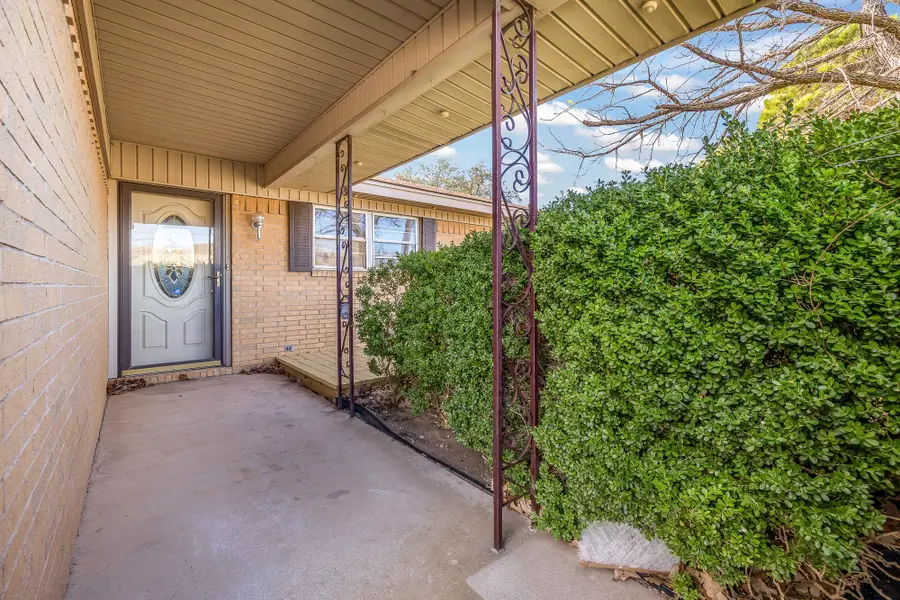 1002 W Wrights Avenue, Comanche, TX 76442 - Image #3