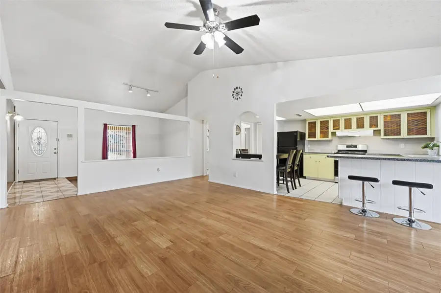 330 W Grenoble Drive, Grand Prairie, TX 75052 - Image #2