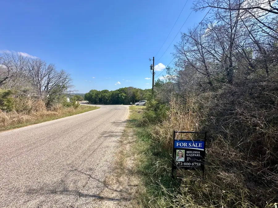 1005 Comanche Cove Drive, Granbury, TX 76048 - Image #3