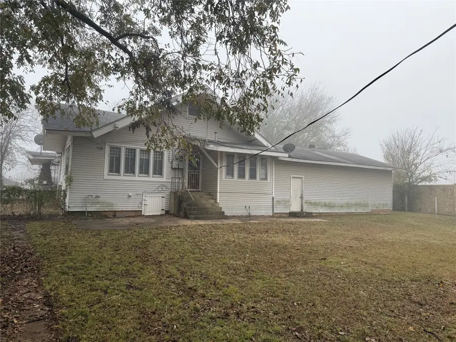 215 W Sears Street, Denison, TX 75020 - Image #2