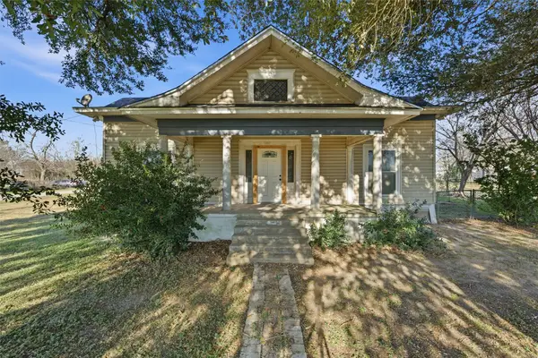 602 Cedar Street, Lott, TX 76656